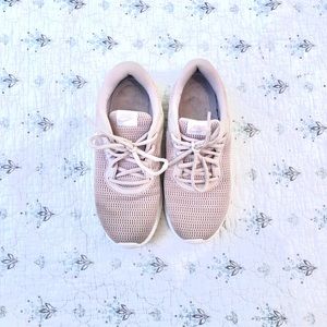 NIKE women’s tennis shoe size 7.5